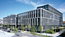 Modernes Bürogebäude an der Hackerbrücke