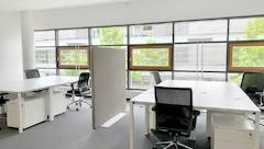 Puristisches Bürohaus mit Sichtbeton und Glasfassade