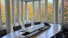 Helle Büroflächen mit Isarpanorama