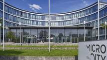 Weitläufiges Campus Gelände mit Sonnenterassen und Klimaanlage