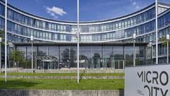 Weitläufiges Campus Gelände mit Sonnenterassen und Klimaanlage