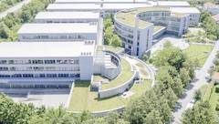 Weitläufiges Campus Gelände mit Sonnenterassen und Klimaanlage
