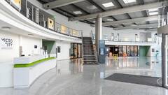 Weitläufiges Campus Gelände mit Sonnenterassen und Klimaanlage